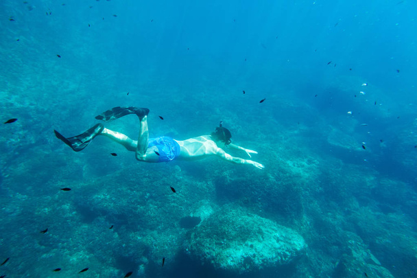 man swim underwater in snorkel - Zdjęcie, obraz