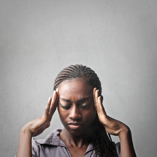 Femme noire ayant mal à la tête
 - Photo, image