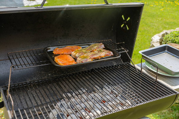 rauw vlees op de grill - Foto, afbeelding