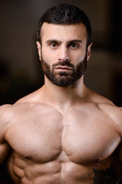 Portrait of a handsome guy on a background of gym - Φωτογραφία, εικόνα