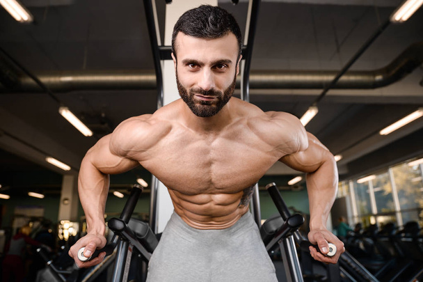 Brutal caucasian handsome fitness men on diet training chest pum - Foto, imagen