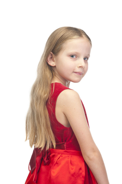 Μικρό χαριτωμένο κορίτσι με κόκκινο φόρεμα - Φωτογραφία, εικόνα
