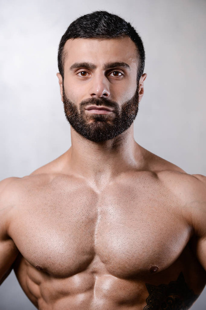 Portrait of a handsome guy on a background of gym - Foto, Imagem