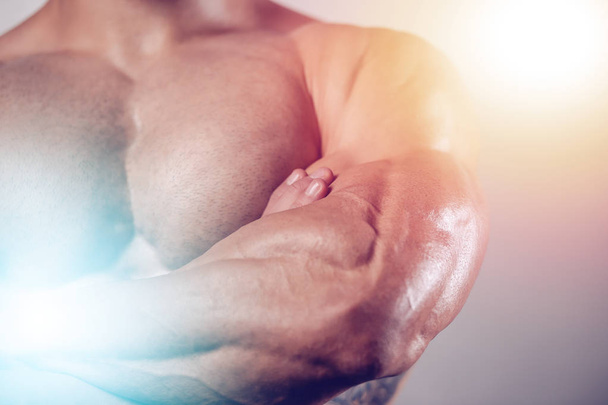 Жестокий белый красивый фитнес мужчин на диете тренировки грудной клетки гной
 - Фото, изображение