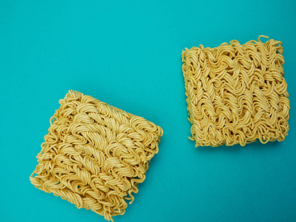 κάτοψη της στιγμιαία noodles σε μπλε φόντο, χώρο για κείμενο, τροφή, υγεία - Φωτογραφία, εικόνα