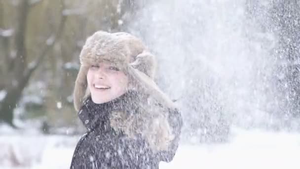 hübsche Frau in warmer Kleidung - Filmmaterial, Video