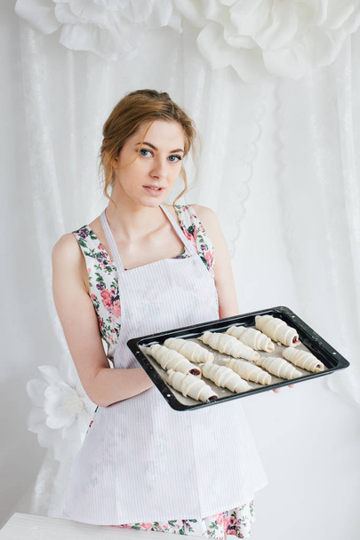 Young beautiful woman preparing homemade croissants - Valokuva, kuva