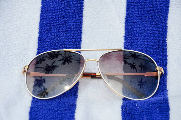 Καλοκαίρι γυαλιά ηλίου με τροπικές αντανακλάσεις φοίνικα - Φωτογραφία, εικόνα