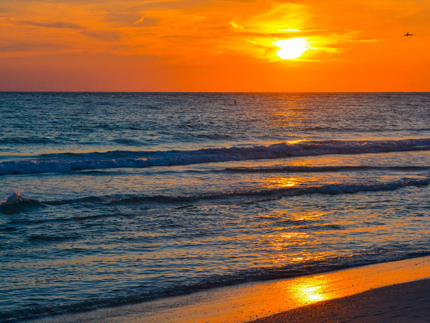 Puesta de sol en Indian Rocks Beach en el Golfo de México, Florida, EE.UU.
 - Foto, imagen