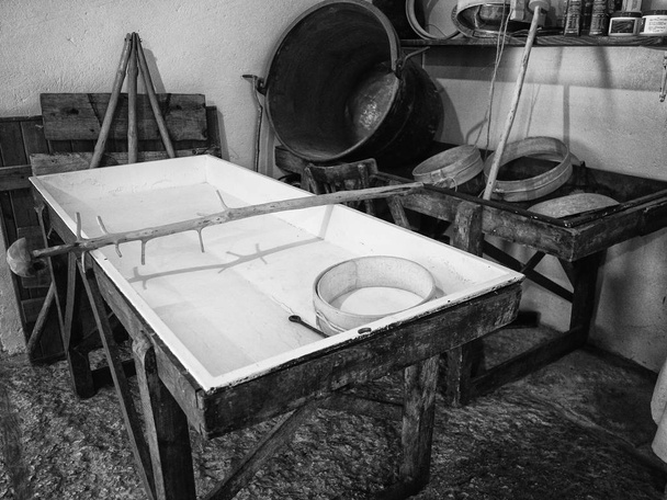 Оборудование для превращения молока в сыр в древней молочной
. - Фото, изображение