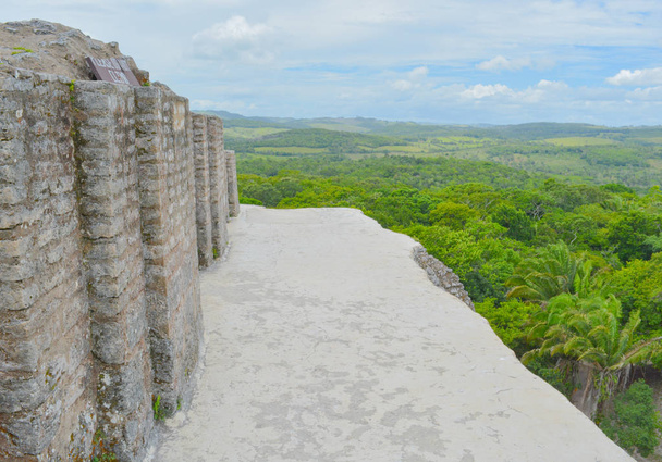 Ősi maja romok Belize-ben a Xunantunich Régészeti Park - Fotó, kép
