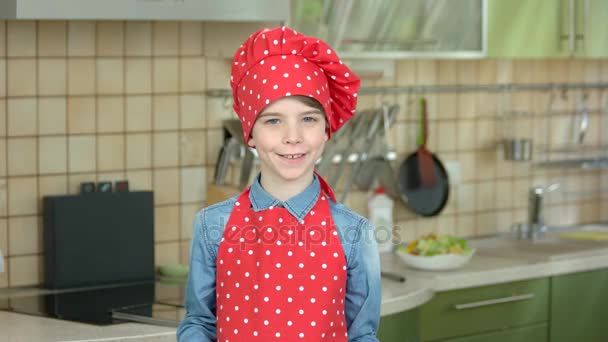 Hymyilevä poika keittiövälineillä
. - Materiaali, video