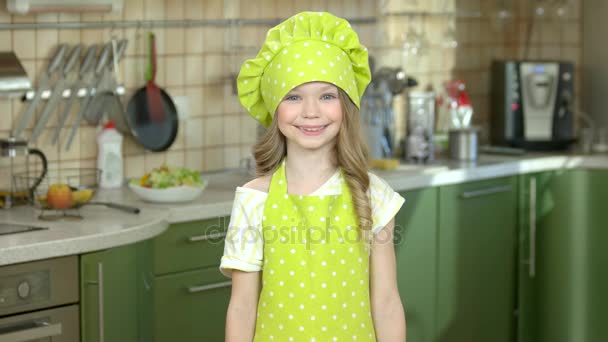 glückliches Mädchen mit Küchenutensilien. - Filmmaterial, Video