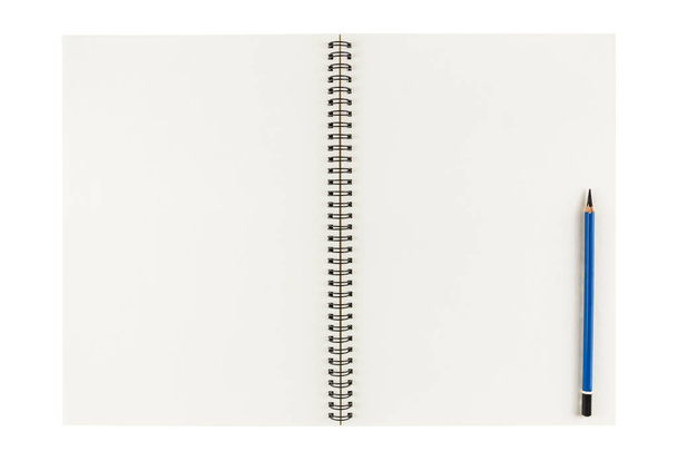 Open lege schetsboek met potlood geïsoleerd op witte achtergrond - Foto, afbeelding