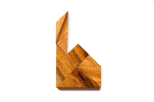 Puzzle tangram en bois en forme d'usine ou de maison sur fond blanc
 - Photo, image