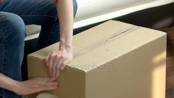 Ženské ruce krabice. - Záběry, video