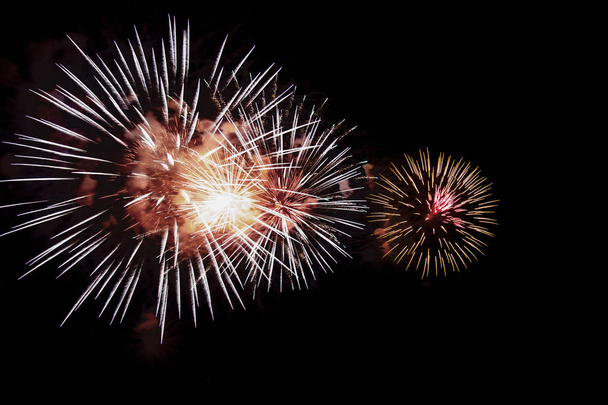 Feuerwerk in der Nacht auf Neujahr und Kopierraum - abstrakter Feiertagshintergrund - Foto, Bild