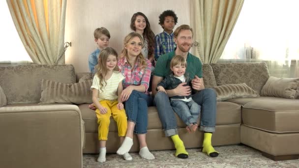 Famiglia caucasica guardando la tv
. - Filmati, video