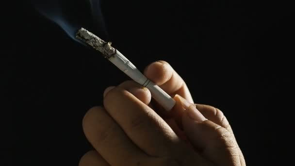 Mann raucht Zigarette auf schwarzem Hintergrund, hd clip. - Filmmaterial, Video