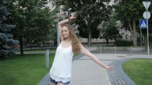 Contemporary caucasian ballet street dancer woman urban dancing freestyle in the city - Felvétel, videó