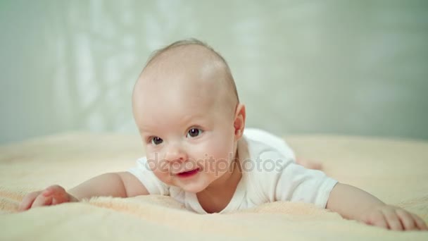Μωρό που βρίσκεται στο στομάχι σε ένα μαλακό λινό - Πλάνα, βίντεο