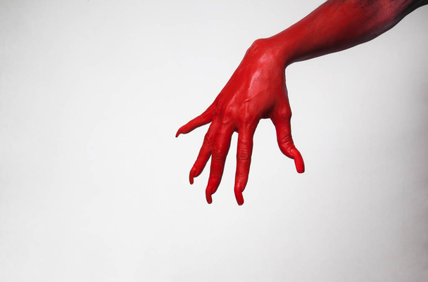 Красная рука женского цвета
  - Фото, изображение