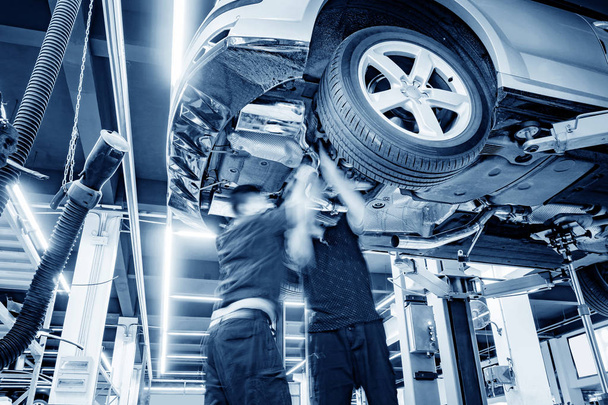 Los trabajadores son reparación de coches
 - Foto, Imagen