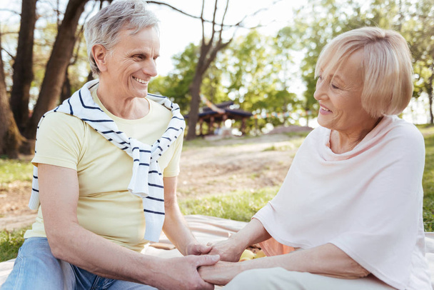 liebevolle Rentner, die sich im Freien lieben - Foto, Bild