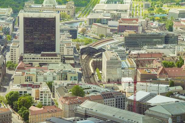Vista aérea de Berlim skyline com trilhas S-Bahn trem rápido e
 - Foto, Imagem