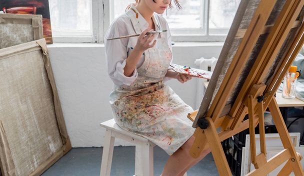 Young female painter - Fotó, kép