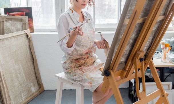 Young female painter - Foto, afbeelding