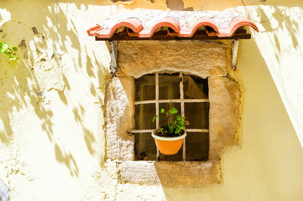 Tiled canopy over window. Rethymno, Crete, Greece - Foto, immagini