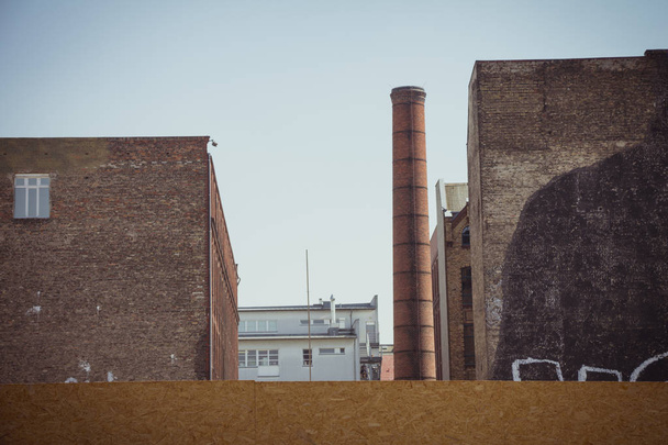 Stary budynek fabryki z cegły przemysłowej komina - Zdjęcie, obraz