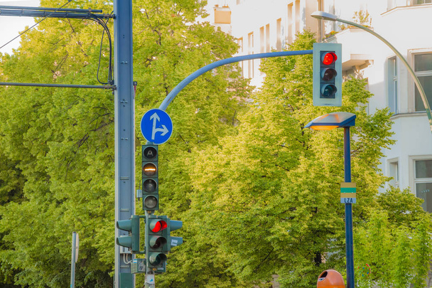 Utcai közlekedési lámpák, közúti járművek és a város villamos  - Fotó, kép