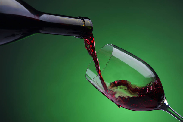 vörös bor, öntés - Fotó, kép