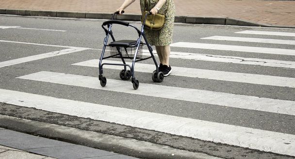 стара жінка з ходунком
 - Фото, зображення