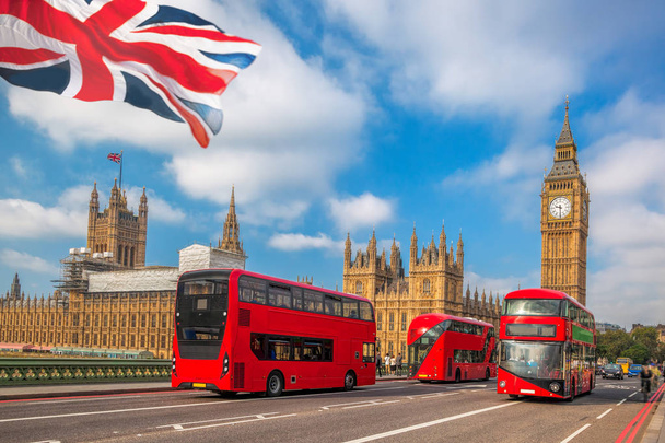 Λονδίνο με κόκκινα λεωφορεία κατά το Big Ben στην Αγγλία, Ηνωμένο Βασίλειο - Φωτογραφία, εικόνα