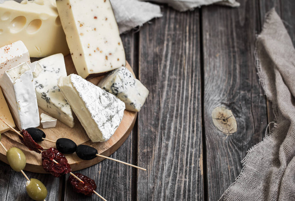 arrangement of gourmet cheeses - Foto, Imagen