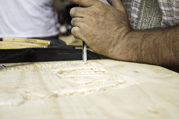 Hombre tallando madera
 - Foto, imagen