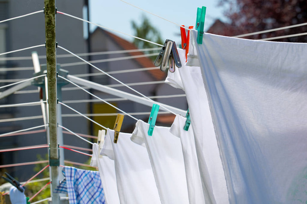 Lavando la ropa lavada en una cuerda
 - Foto, Imagen