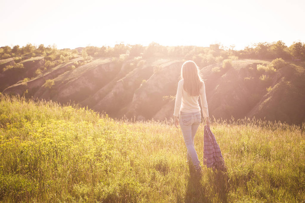 girl walking at the meadow - Foto, Bild