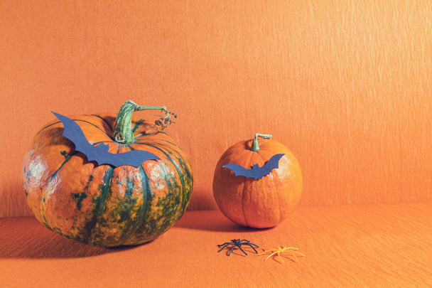 Décorations de maison Halloween sur fond orange
 - Photo, image