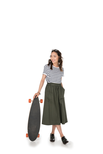 Hipster ragazza con skateboard
  - Foto, immagini