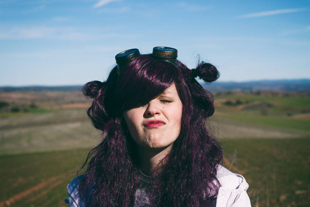 жінка з фіолетовим волоссям
 - Фото, зображення