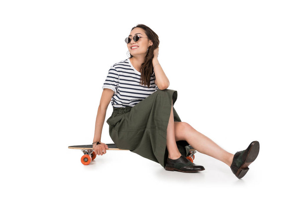 Hipster fille avec planche à roulettes
  - Photo, image