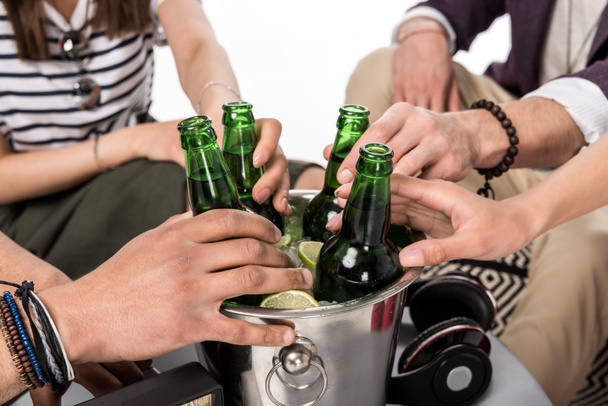 Przyjaciele pijący piwo  - Zdjęcie, obraz