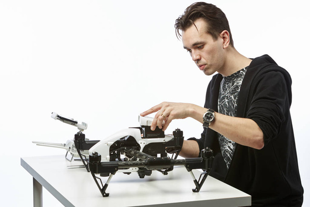 un homme recueille quadcopter
 - Photo, image