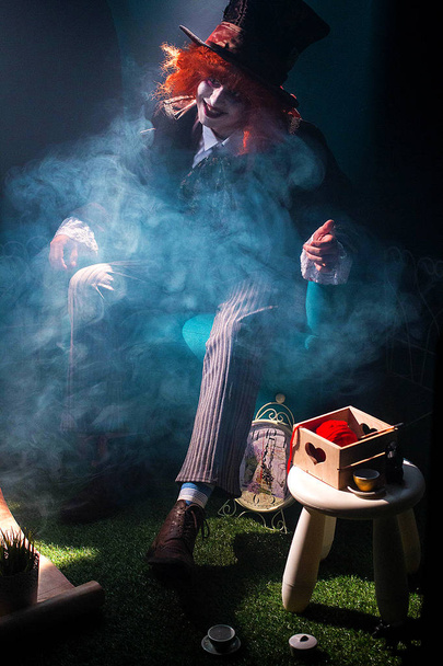 Kapelusznik z rude włosy w dym kluby - Zdjęcie, obraz