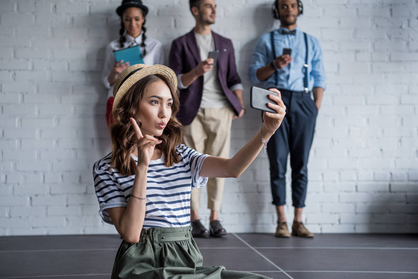 stylish woman taking selfie on smartphone - Foto, Imagem