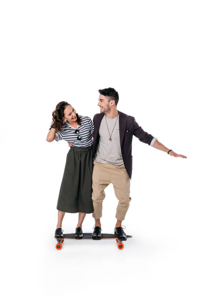 jovem casal alegre montando no skate
 - Foto, Imagem